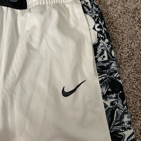 Nike KD basketball shorts - Picture 2 of 3